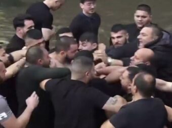 Θεοφάνεια με «γαλλικά» – Βούτηξαν να πιάσουν τον σταυρό και πιάστηκαν στα χέρια μπροστά στον Νίκο Δένδια (video)