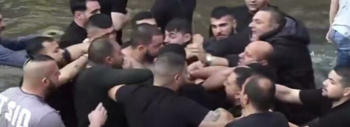 Θεοφάνεια με «γαλλικά» – Βούτηξαν να πιάσουν τον σταυρό και πιάστηκαν στα χέρια μπροστά στον Νίκο Δένδια (video)