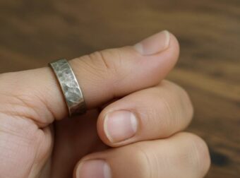 Δαχτυλίδια αντίχειρα: Tι συμβολίζει για τις γυναίκες και τι για τους άντρες – ένα κρυμμένο νόημα λίγοι γνωρίζουν