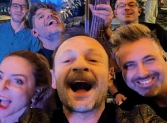 Μπουνιές και κλωτσιές σε τραγουδιστή σε μαγαζί της Αθήνας για… γυναίκες! (ΦΩΤΟ)