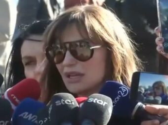Κηδεία Παπαδάκη: Με τρεμάμενη φωνή η Βίκυ Χατζηβασιλείου – «Λέω “ήταν” και δεν το πιστεύω»