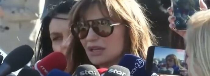Κηδεία Παπαδάκη: Με τρεμάμενη φωνή η Βίκυ Χατζηβασιλείου – «Λέω “ήταν” και δεν το πιστεύω»