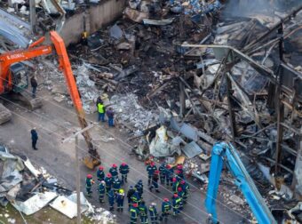 Τραγωδία στη Βιολάντα: Δύο γυναίκες βρέθηκαν αγκαλιασμένες κάτω από τα συντρίμμια