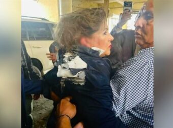 Πέταξαν στο κεφάλι βουλευτή εκρηκτικό μηχανισμό – Μπροστά σε δημοσιογράφους και κάμερες η έκρηξη