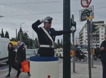 Το «βαρέλι» επέστρεψε στο Σύνταγμα – 90 χρόνια από το πρώτο δώρο στον Τροχονόμο – Πώς καθιερώθηκε το έθιμο