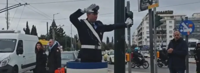 Το «βαρέλι» επέστρεψε στο Σύνταγμα – 90 χρόνια από το πρώτο δώρο στον Τροχονόμο – Πώς καθιερώθηκε το έθιμο