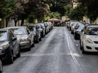 Αυτά τα αυτοκίνητα θα μπορούν να παρκάρουν δωρεάν σε όλους τους δήμους
