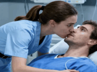 Η νοσοκόμα φίλησε κρυφά έναν όμορφο επιχειρηματία που βρισκόταν σε κώμα για τρία χρόνια, πιστεύοντας πως δεν θα ξυπνήσει ποτέ — αλλά προς έκπληξή της, εκείνος την αγκάλιασε ξαφνικά μετά το φιλί…