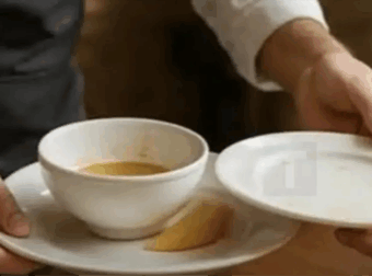 Τι σημαίνει όταν ένα άτομο βοηθά τους σερβιτόρους να μαζέψουν τα πιάτα από το τραπέζι, σύμφωνα με την ψυχολογία;