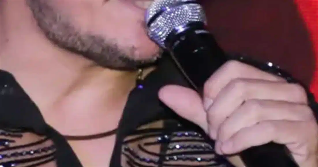 Έλληνας τραγουδιστής γύρισε σπίτι κι έπιασε την σύντροφό του με άλλον – Ποιος είναι