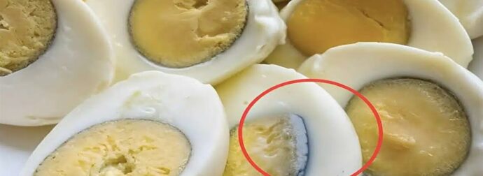 Κανείς δεν ξέρει τον λόγο: Γιατί εμφανίζεται πάντα ένα πράσινο δαχτυλίδι γύρω από τα σκληρά βρασμένα αυγά; Κάνει να τα φας;