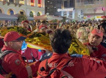 ΕΚΤΑΚΤΟ: Συναγερμός ΤΩΡΑ στο καρναβάλι της Πάτρας – Γέμισε ο τόπος ασθενοφόρα και γιατροί – Τους μεταφέρουν στο νοσοκομείο