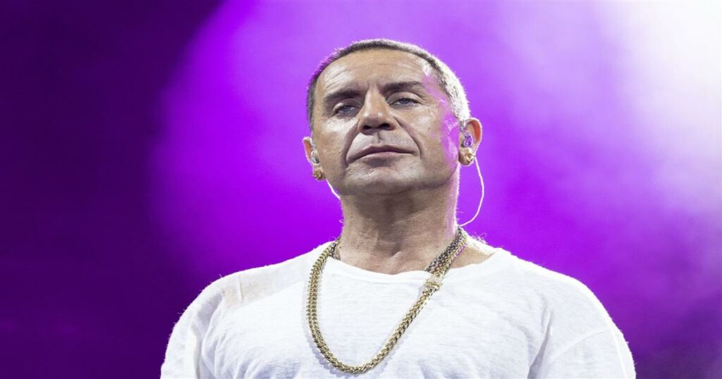 Γιώργος Μαζωνάκης – Επέστρεψε με… μουστάκι στη σκηνή και έμοιαζε με ήρωα το 1821