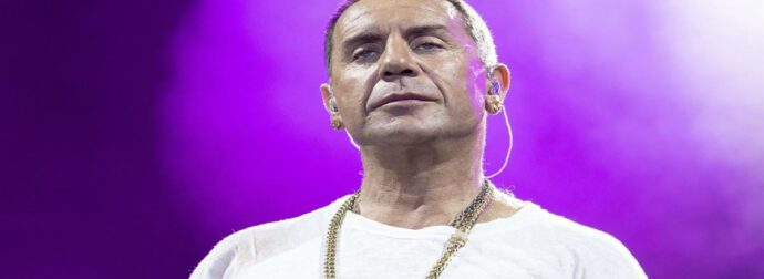 Γιώργος Μαζωνάκης – Επέστρεψε με… μουστάκι στη σκηνή και έμοιαζε με ήρωα το 1821