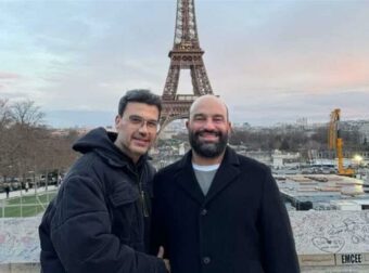 Ο Παντελής Τουτουντζής ταξίδεψε με τον σύζυγό του στο Παρίσι – Οι φωτογραφίες αγκαλιά με φόντο τον Πύργο του Άιφελ