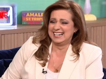 Ευαγγελία Μουμούρη για τον σύζυγό της: «Μια πλάτη του έχω για φωτογραφία και πολύ του είναι!»