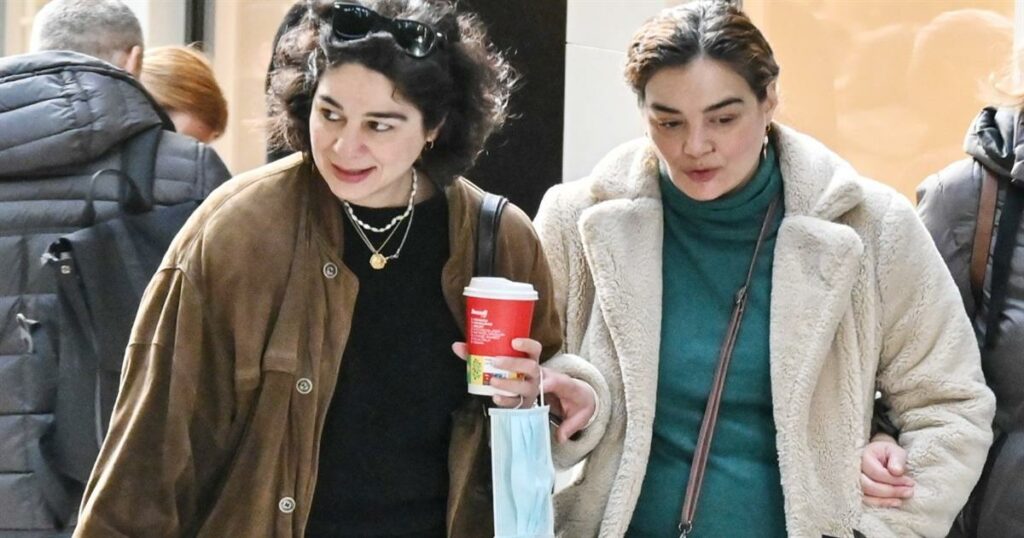 Γωγώ Μπρέμπου: Σπάνια εμφάνιση με την αδερφή της Χριστίνα – Ήταν σε σχέση με τον Χριστόφορο Παπακαλιάτη