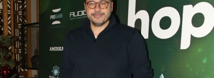 Κωνσταντάρας: Έξι μήνες από τον θάνατο του μπαμπά του – Στον τάφο του αγκαλιά με τη μαμά του