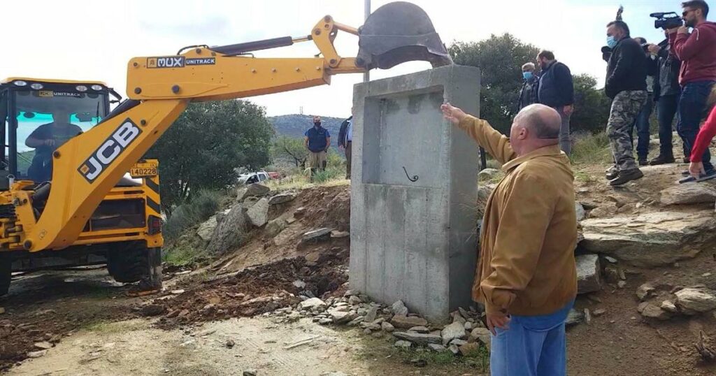 Αχιλλέας Μπeος: Σαν μπουλντόζα ξηλώνει παρανομίες στον Βόλο – Δείτε τον σε δράση