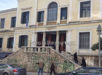 Οικογενειακό δράμα στη Λαμία: Μητέρα εγκατέλειψε το αυτιστικό παιδί της στα δικαστήρια