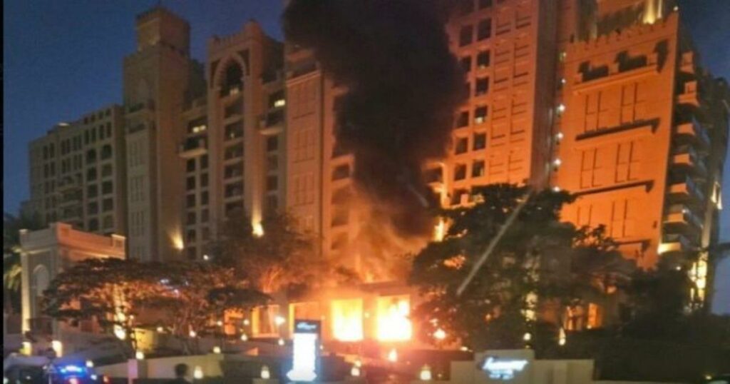 Πόλεμος στην Μέση Ανατολή: Μόνο στο Athensmagazine.gr η στιγμή που ο πύραυλος  του Ιράν χτυπάει το τεχνητό νησί της Παλμ Τζουμέιρα στο Ντουμπάι, δείτε το βίντεο