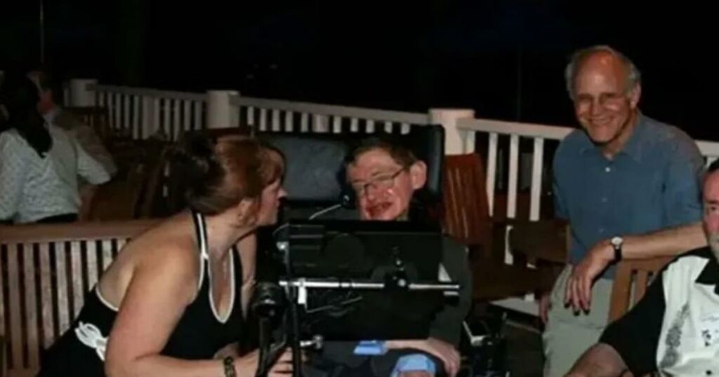 Υπόθεση Επστάιν: Ο Στίβεν Χόκινγκ ανάμεσα σε δυο κοπέλες με μαγιό – Νέες φωτογραφίες στη δημοσιότητα