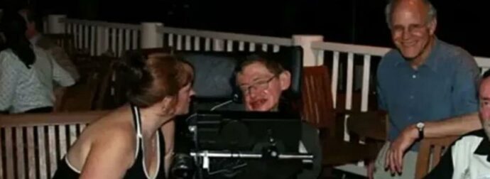 Υπόθεση Επστάιν: Ο Στίβεν Χόκινγκ ανάμεσα σε δυο κοπέλες με μαγιό – Νέες φωτογραφίες στη δημοσιότητα