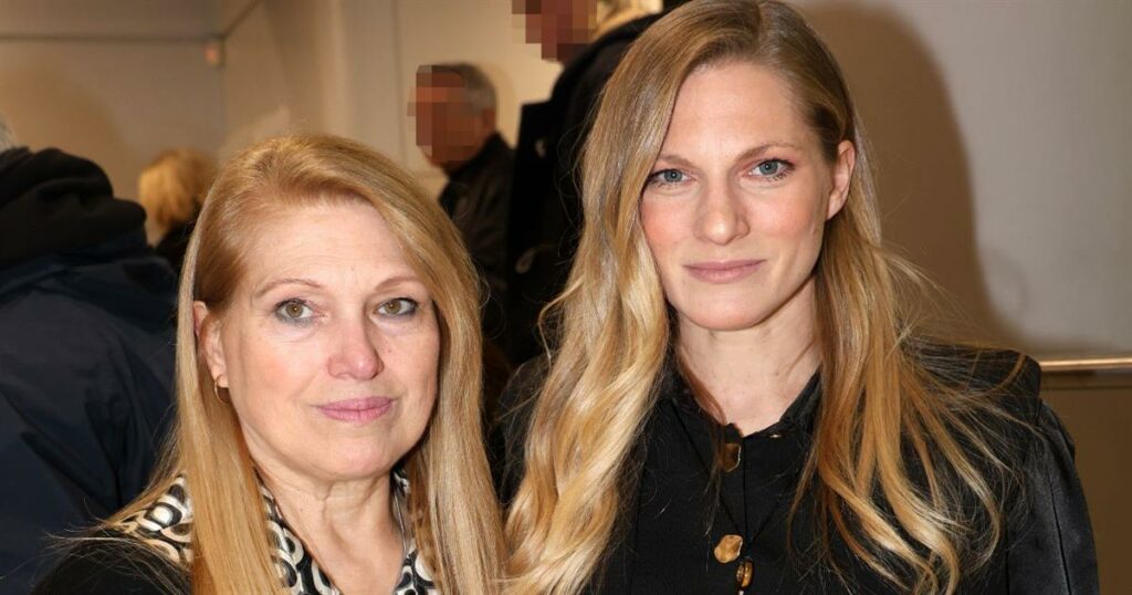 Σάρα Εσκενάζη: Με τη μαμά και τον αδελφό της στο αφιέρωμα μνήμης για τον μπαμπά της, Αλμπέρτο – Φωτογραφίες