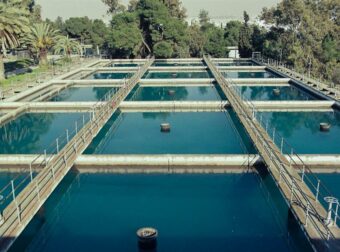 Αυξήσεις – σοκ 32,6% στο νερό: Το «ραβασάκι» της ΕΥΔΑΠ που άναψε φωτιές στους Δήμους και η οργή του Χάρη Δούκα