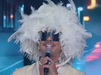 J2US: Η ανατρεπτική εμφάνιση του Λάκη Γαβαλά – Χωρίς coach στη σκηνή