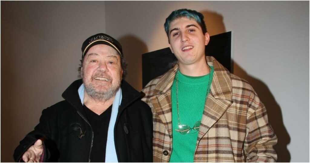 Good Job Nicky: Αυτό είναι το μήνυμα που του έστειλε ο πατέρας του, Γιάννης Πάριος, για την εμφάνισή του στον τελικό του “Sing for Greece”