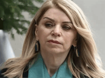 Η πιο σοφιστικέ Ελληνίδα: H Έλλη Στάη με κασκόλ με τεράστιο κεφάλι ζώου, εντυπωσιάστηκαν ακόμη και οι παπαράτσι