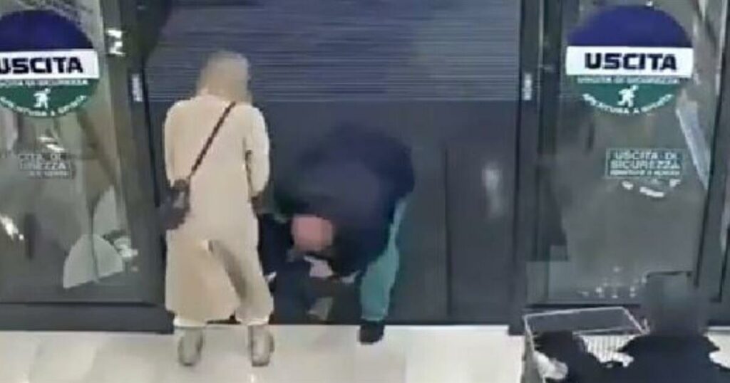 Μετανάστης άρπαξε κοριτσάκι μέσα από τα χέρια της μαμάς του σε σούπερ μάρκετ – Δείτε βίντεο