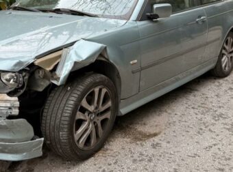 Μεθυσμένη τραγουδίστρια έπεσε με ΙΧ πάνω σε 5 αυτοκίνητα