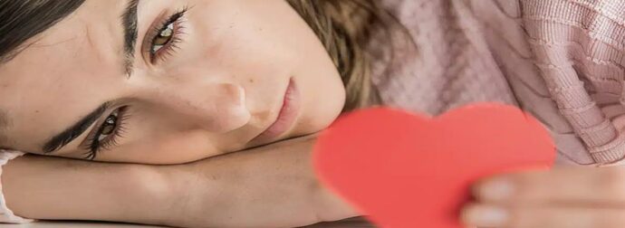 Εάν μια γυναίκα είναι κρυφά εpωτευμένη μαζί σας, συνήθως θα εμφανίσει αυτές τις 7 συμπεριφορές