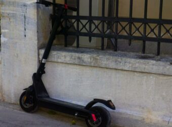 Τραγωδία στο Παγκράτι: 48χρονος έπαθε ανακοπή καρδιάς και έπεσε από πατίνι – Η επικινδυνότητα των σκούτερ στους δρόμους