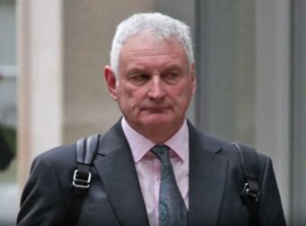 Γυναικεία αλληλεγγύη από εκατομμυριούχο μητέρα: Απέκλεισε τον γιο της από τη διαθήκη της επειδή απάτησε τη σύζυγό του