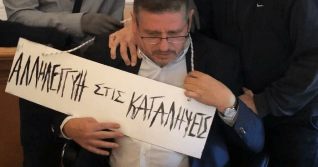 «Μην κουνηθείς, θα είναι χειρότερα»: Οι εφιαλτικές στιγμές του πρώην πρύτανη του ΟΠΑ στα χέρια των κουκουλοφόρων