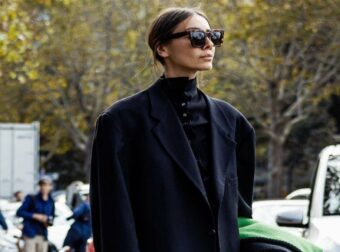 Τα it girls στο Παρίσι φοράνε αυτή την τάση στα φλατ παπούτσια με τα τζιν τους