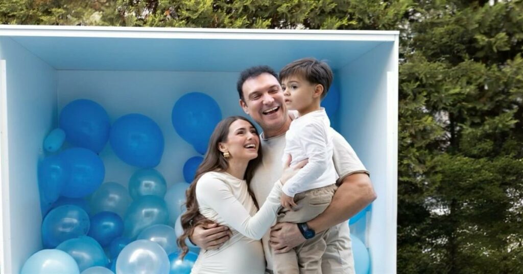 Σιαμπάνη: Τα νέα στιγμιότυπα από το gender reveal party – «Η στιγμή που ο κόσμος μας ντύθηκε στα μπλε»