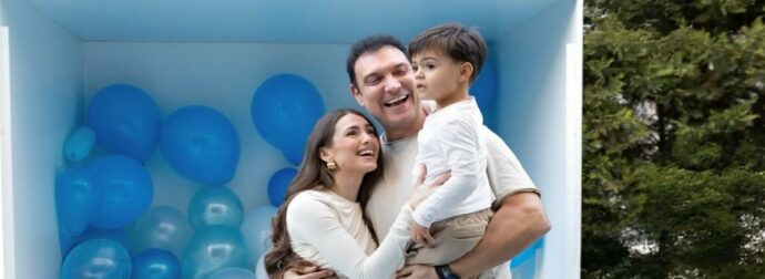 Σιαμπάνη: Τα νέα στιγμιότυπα από το gender reveal party – «Η στιγμή που ο κόσμος μας ντύθηκε στα μπλε»