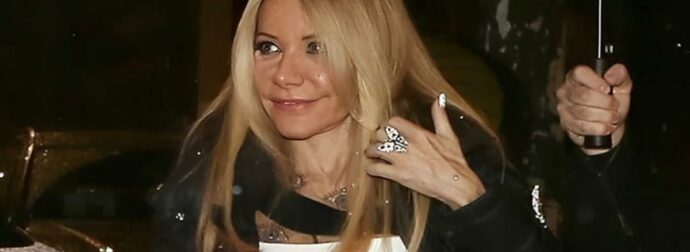 Μαριάννα Λάτση: 72 και… πατάει 20αρες – Η εκκεντρική εμφάνισή της στο Κέντρο Αθηνών για την ταινία «Μελάνια»
