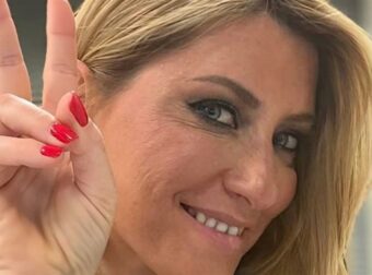 Η Σία Κοσιώνη επέστρεψε σπίτι: Τα πρώτα λόγια και η οικογενειακή φωτογραφία με τον Κώστα Μπακογιάννη και τον γιο τους