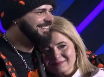 Συγκίνησε η εμφάνιση της μητέρας του Ακύλα στον εθνικό τελικό της Eurovision