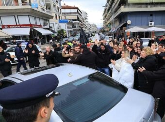 Με χειροκροτήματα από εργαζόμενους η έξοδος του ιδιοκτήτη της Βιολάντα από τα δικαστήρια
