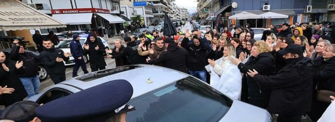 Με χειροκροτήματα από εργαζόμενους η έξοδος του ιδιοκτήτη της Βιολάντα από τα δικαστήρια