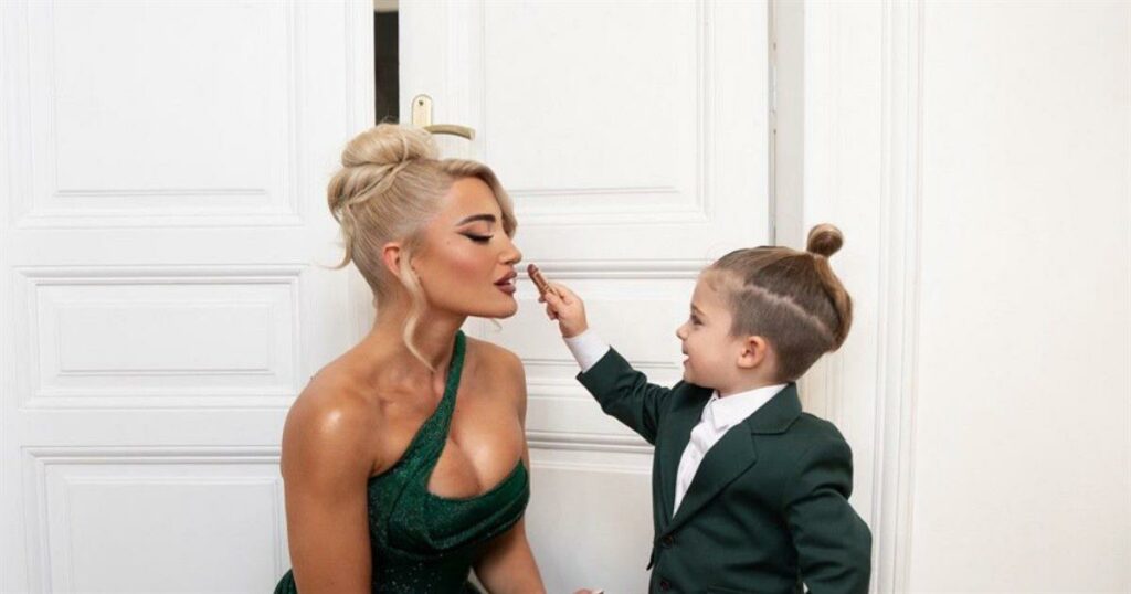 Ιωάννα Τούνη: Στον τόπο καταγωγής της με τον γιο της – «Είδαμε τη γιαγιά και την προγιαγιά του Πάρη»