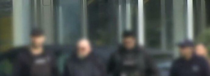 Βιολάντα: Προσωρινά κρατούμενος ο ιδιοκτήτης του εργοστασίου – Η στιγμή που η Πυροσβεστική του περνά χειροπέδες