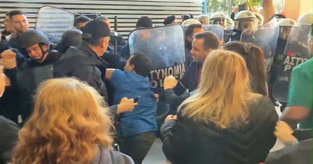 Επεισόδια σε Νοσοκομείο: «Έξω, έξω» φώναζαν οι διαμαρτυρόμενοι νοσηλευτές στον Άδωνι Γεωργιάδη – «Κινδύνευσε η σωματική μου ακεραιότητα», λέει ο υπουργός