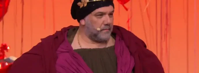 Γρηγόρης Αρναούτογλου: Εμφανίστηκε ντυμένος ως Πυθία στο Αλ Τσαντίρι Νιουζ